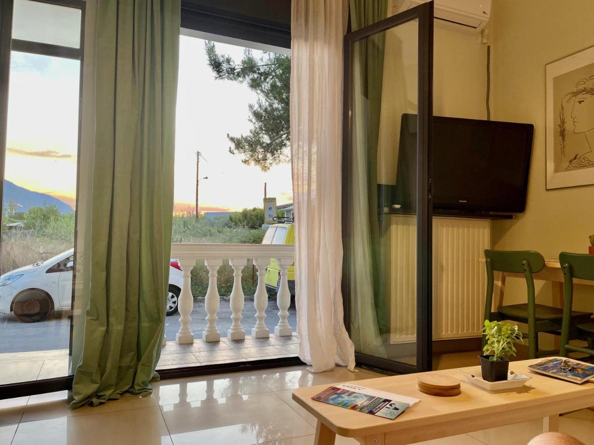 100 Meters From The Sea Apartment Ксилокастрон Екстериор снимка